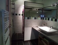 chambre marron vue douche © Maison d'hôte les 3M chambre familiale Marron