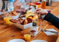 La Maison Flamant Claire Jackson Petit-d&eacute;jeuner dans la cour b &copy; Kerry Morgan 2021