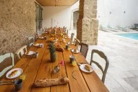 La Maison Flamant Claire Jackson table &agrave; manger dans la cour b &copy; Kerry Morgan 2021