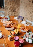 La Maison Flamant Claire Jackson Petit-d&eacute;jeuner dans la cour a &copy; Kerry Morgan 2021