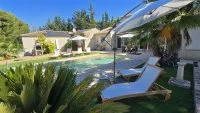 Piscine - bains de soleil - parasols &copy; PhD